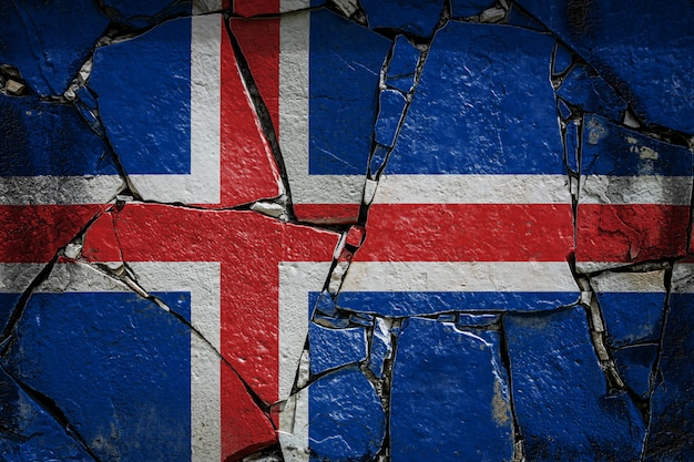 La bandera nacional de Islandia en un antiguo muro de piedra