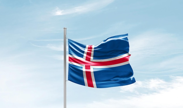 La bandera nacional de Islandia ondeando en el cielo