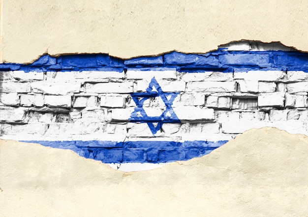 Bandera nacional de Israel sobre un fondo de ladrillo. Pared de ladrillo con yeso, fondo o textura parcialmente destruidos.