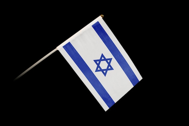 Bandera nacional de israel sobre un fondo negro