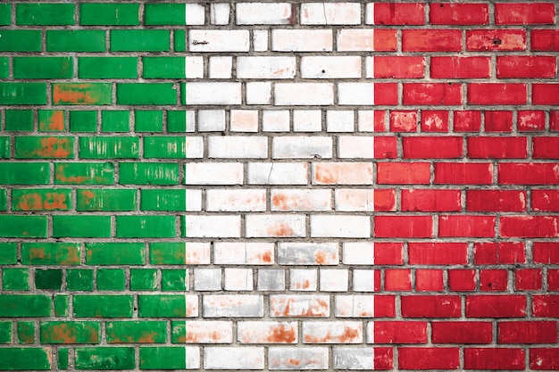 Bandera nacional de Italia sobre un fondo de ladrillo grunge
