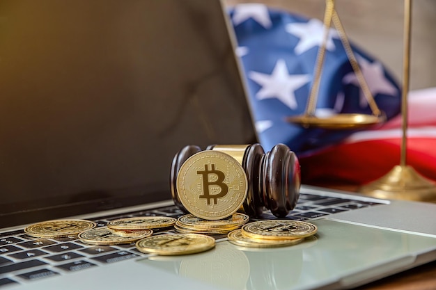 bandera nacional de liberia en el teclado con monedas de bitcoin en un fondo gris concepto