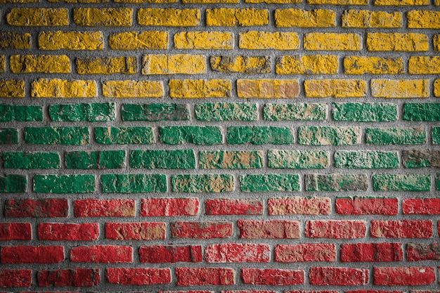 La bandera nacional de Lituania en una vieja pared de ladrillos