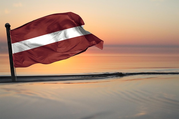 Una bandera nacional del país de Letonia en un fondo de ver