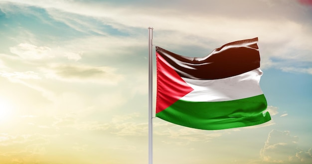 La bandera nacional de Palestina ondeando en el hermoso cielo