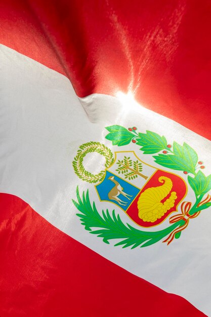 Foto la bandera nacional del perú con el símbolo