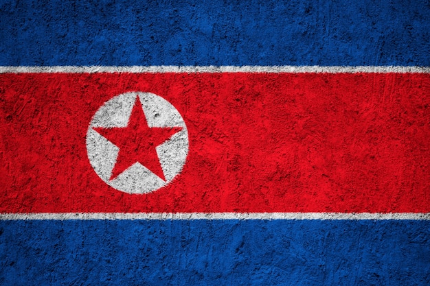 Bandera nacional pintada de Corea del Norte en un muro de hormigón