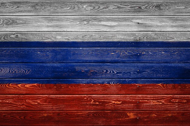 La bandera nacional de Rusia está pintada en un campo de tablas uniformes clavadas con un clavo. El símbolo del país.