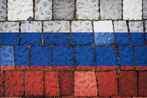 Bandera nacional de Rusia sobre fondo de pared de piedra. Banner de bandera sobre fondo de textura de piedra.