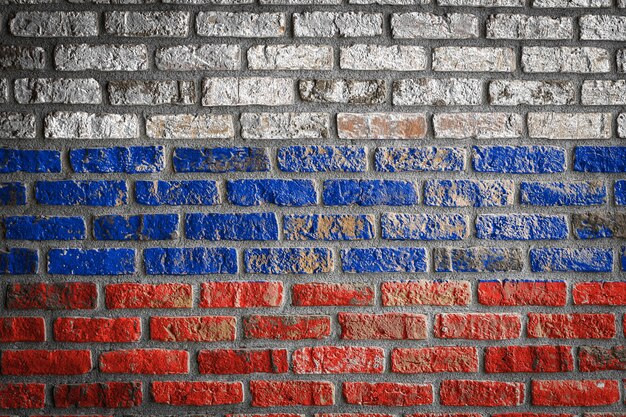 Foto la bandera nacional de rusia en una vieja pared de ladrillos
