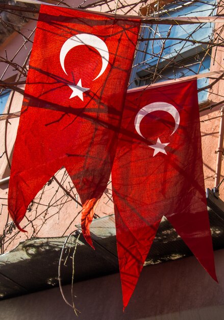 Bandera nacional turca colgada en la calle