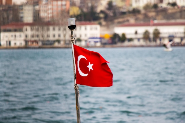 La bandera nacional turca cuelga de un poste