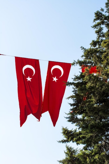 La bandera nacional turca cuelga a la vista al aire libre