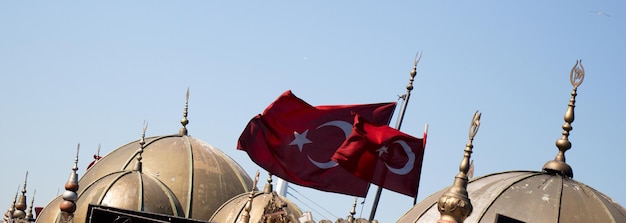 La bandera nacional turca y las cúpulas a la vista