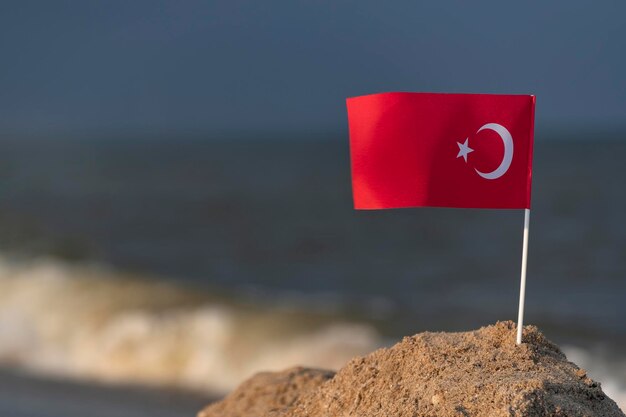 Bandera nacional de Turquía en el fondo del mar Vacaciones en el mar en Turquía Bandera roja luna y estrella