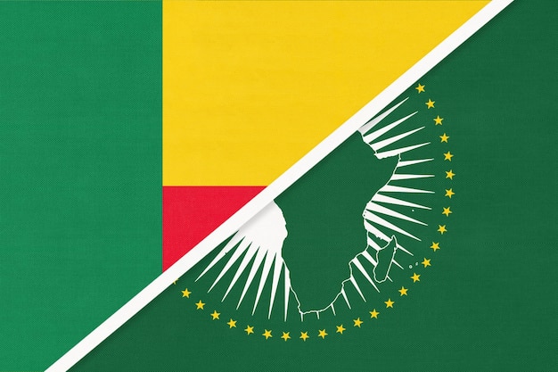 Bandera nacional de la Unión Africana y Benín del continente africano textil frente al símbolo beninés