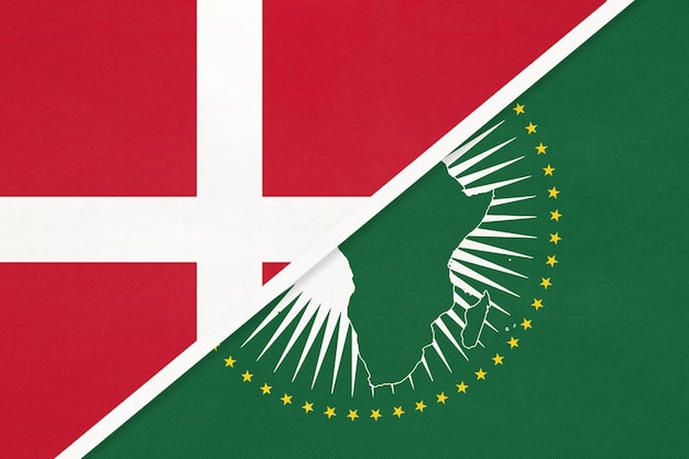 Bandera nacional de la Unión Africana y Dinamarca del continente africano textil frente al símbolo danés