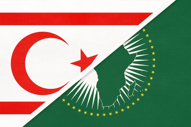 Bandera nacional de la Unión Africana y el norte de Chipre o TRNC del continente africano textil frente al símbolo chipriota