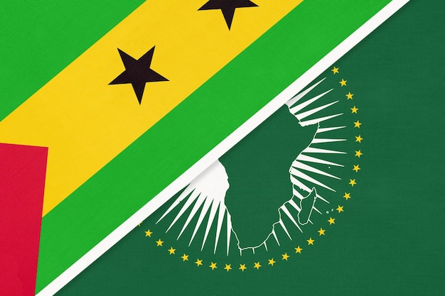 Bandera nacional de la Unión Africana y Santo Tomás y Príncipe del continente africano textil frente al símbolo de Santomean