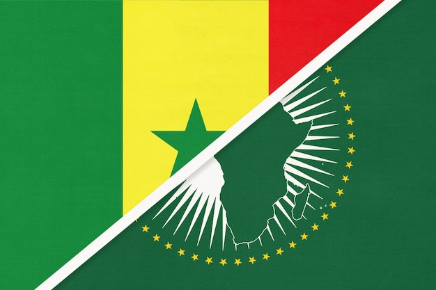 Bandera nacional de la Unión Africana y Senegal del continente africano textil frente al símbolo senegalés