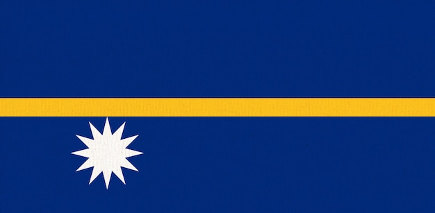 Bandera de Nauru La bandera de Nauru en la superficie de la tela Textura de la tela Símbolo nacional