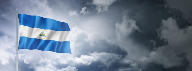 Bandera de nicaragua en un cielo nublado