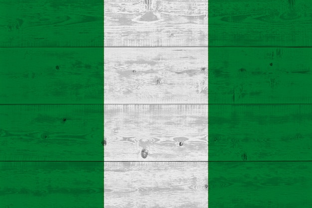 Bandera de Nigeria pintada en tablón de madera antiguo