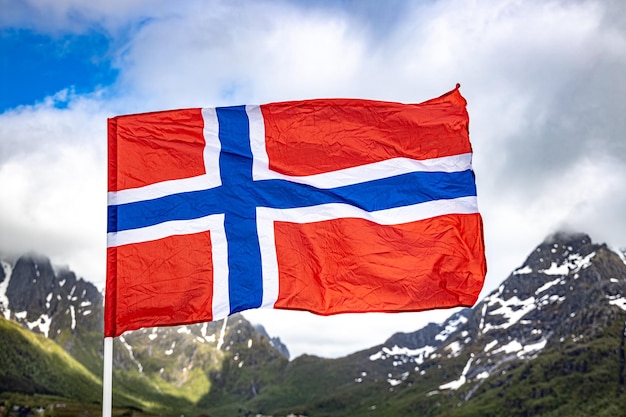 Bandera de Noruega. Hermoso paisaje natural de Nature Norway.