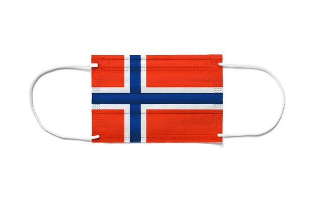 Bandera de Noruega en una mascarilla quirúrgica desechable. Fondo blanco aislado