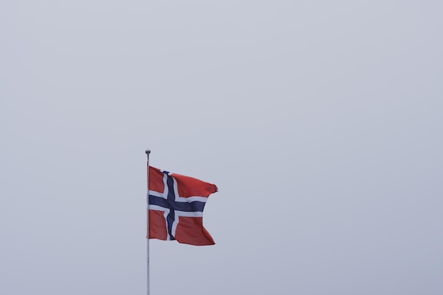 bandera noruega con el viento