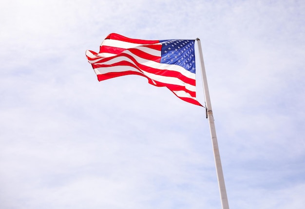 Una bandera ondeando en el cielo