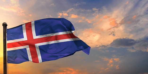 La bandera ondeante de islandia y el fondo del cielo.