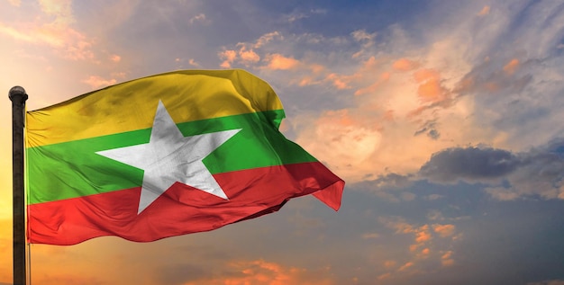 La bandera ondeante de myanmar y el fondo del cielo.