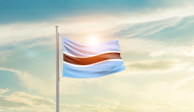 Bandera ondeante nacional de Botswana en un hermoso cielo