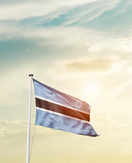 Bandera ondeante nacional de Botswana en un hermoso cielo