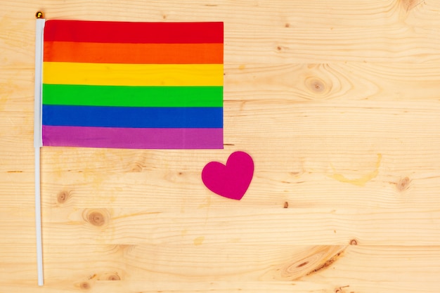 Bandera del orgullo gay en el fondo de la mesa de madera