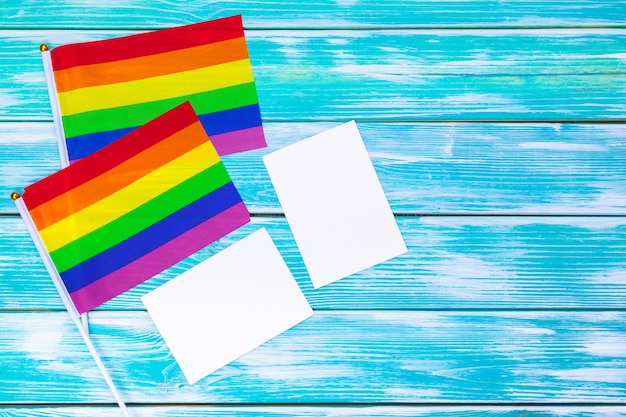 Bandera del orgullo gay en el fondo de la mesa de madera