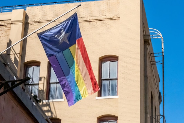 Una bandera del orgullo gay LGBT de Texas