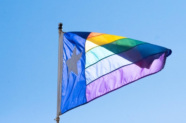 Una bandera del orgullo gay LGBT de Texas