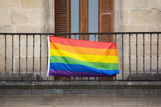 Foto bandera del orgullo gay lgtbi colgada en un balcón