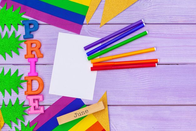 Foto bandera del orgullo gay en mesa de madera