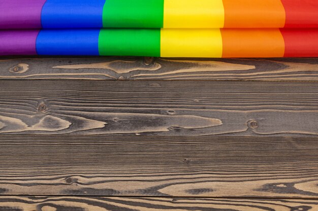 Bandera del orgullo gay en mesa de madera