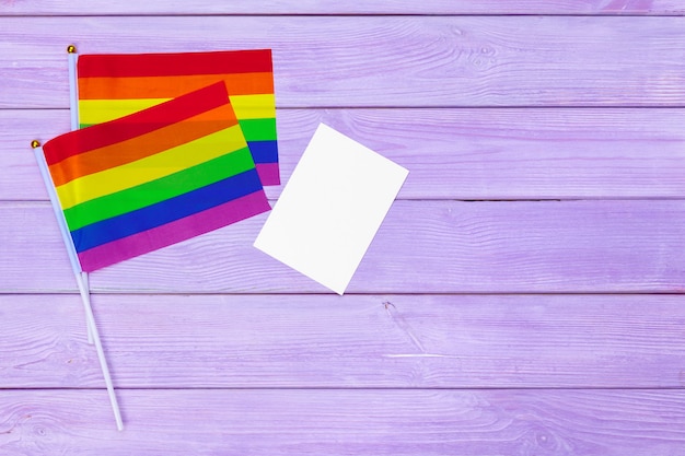 Foto bandera del orgullo gay en mesa de madera