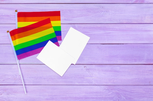 Foto bandera del orgullo gay en mesa de madera