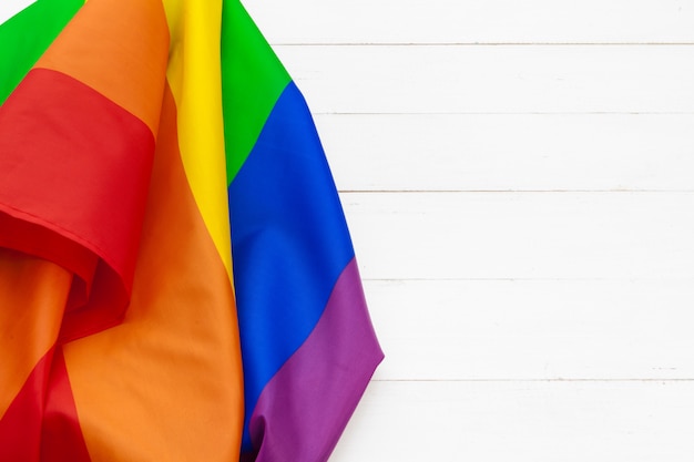 Bandera del orgullo gay en mesa de madera