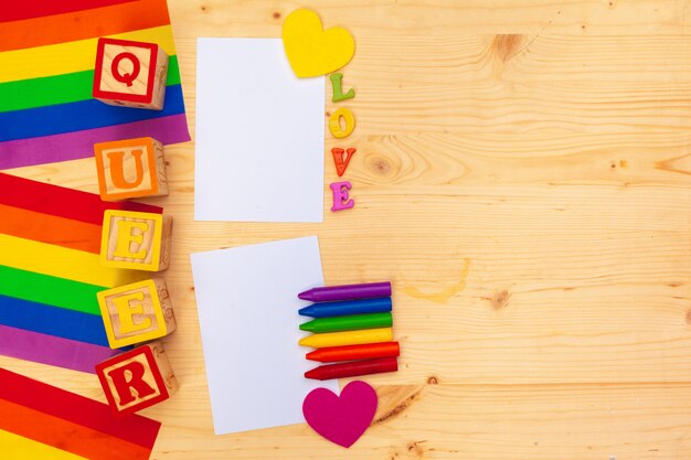 Bandera del orgullo gay en mesa de madera