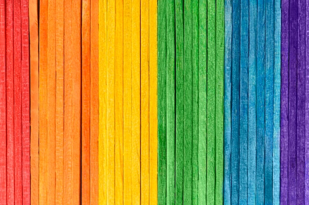 Bandera del orgullo LGBT del arco iris hecha de finas tablas de madera. Concepto de tolerancia y diversidad.