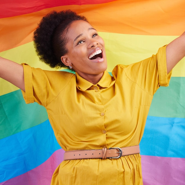 Bandera del orgullo y mujer negra feliz en el estudio por los derechos de los homosexuales y la vida o elección lgbtq La libertad del arco iris y la mujer africana lesbiana celebrando la sonrisa y la confianza con la inclusión y el apoyo