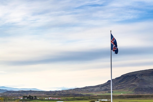 Bandera y paisaje islandeses en Islandia