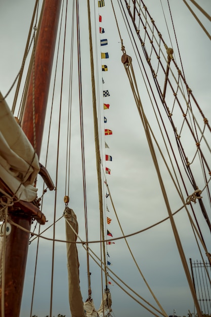 Bandera de países en concepto de viaje en velero